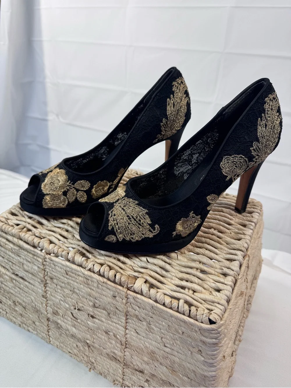 Beverly Feldman Black Gold Embroidered Lace Peep Toe Heels Size 7.5